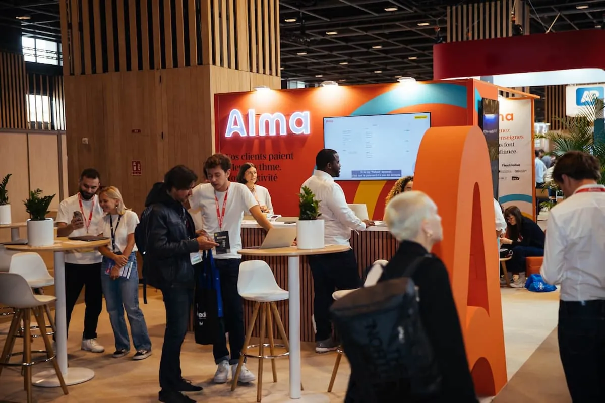 Bezoekers en het team van Alma op hun stand tijdens Paris Retail Week.