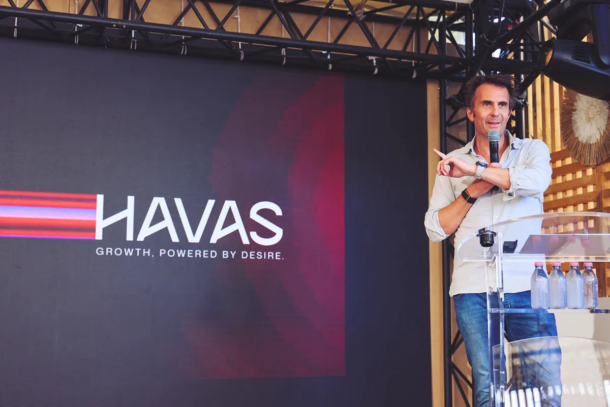 Yannick Bolloré spreekt tijdens de persbriefing van Havas in Cannes.